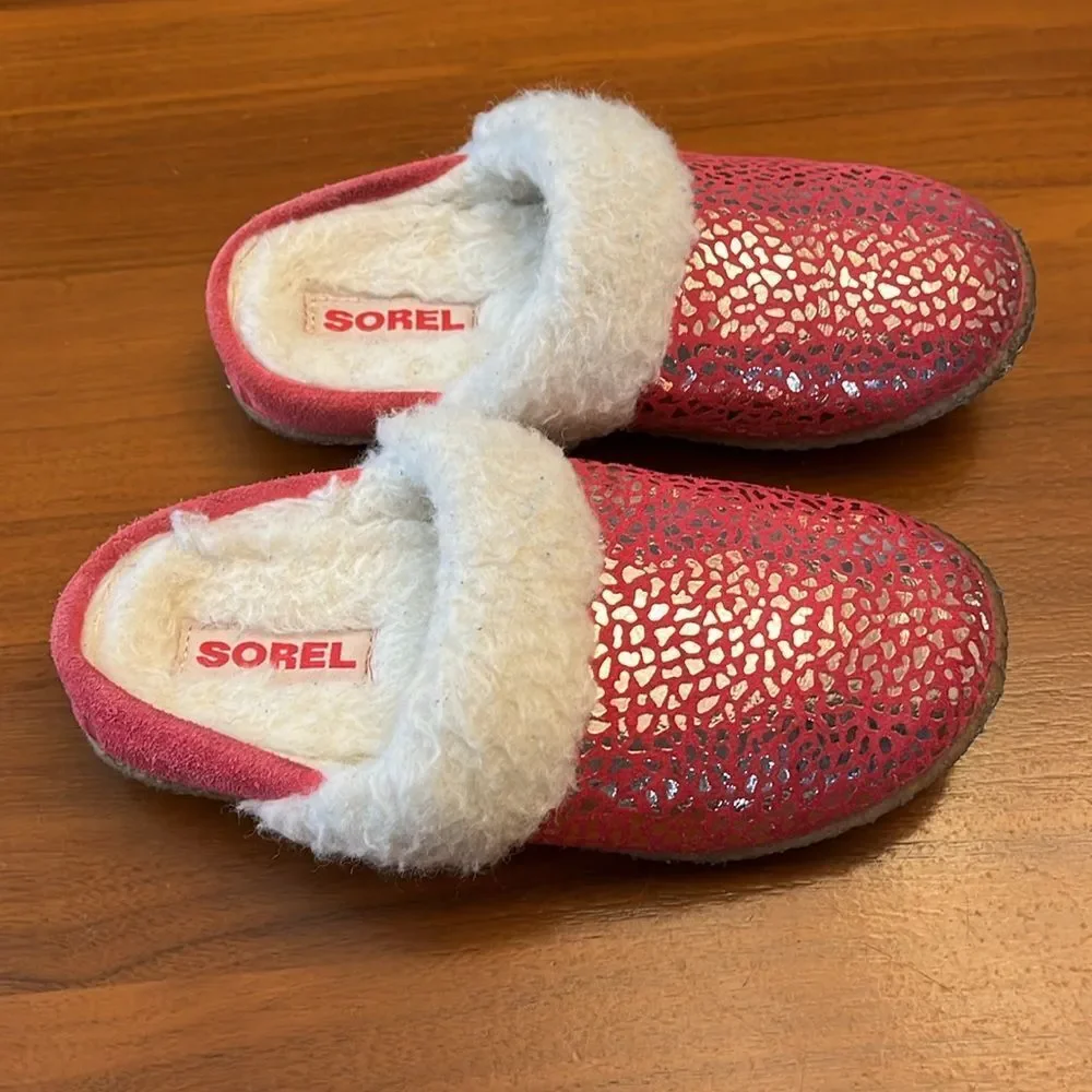 Sorel pink and silver leather Sherpa lined metallic kids slippers size 1